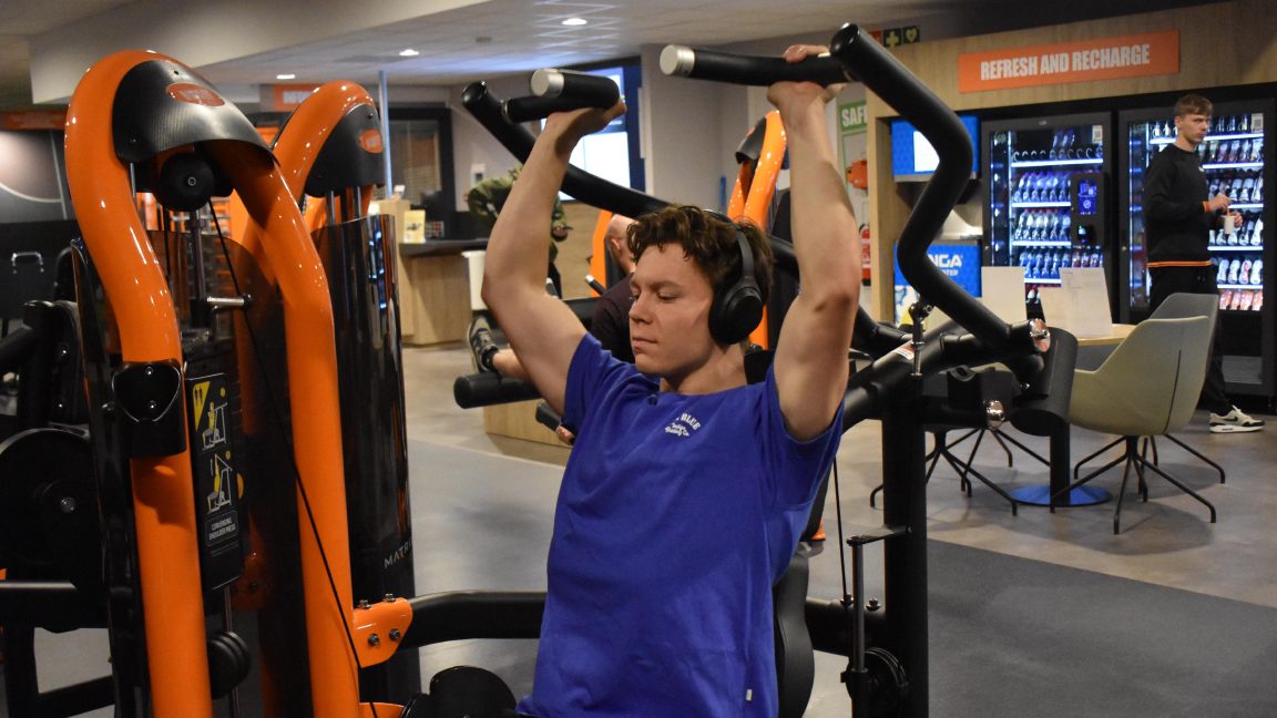 Jason Schmalschlager tijdens een krachttraining op de schouderpers